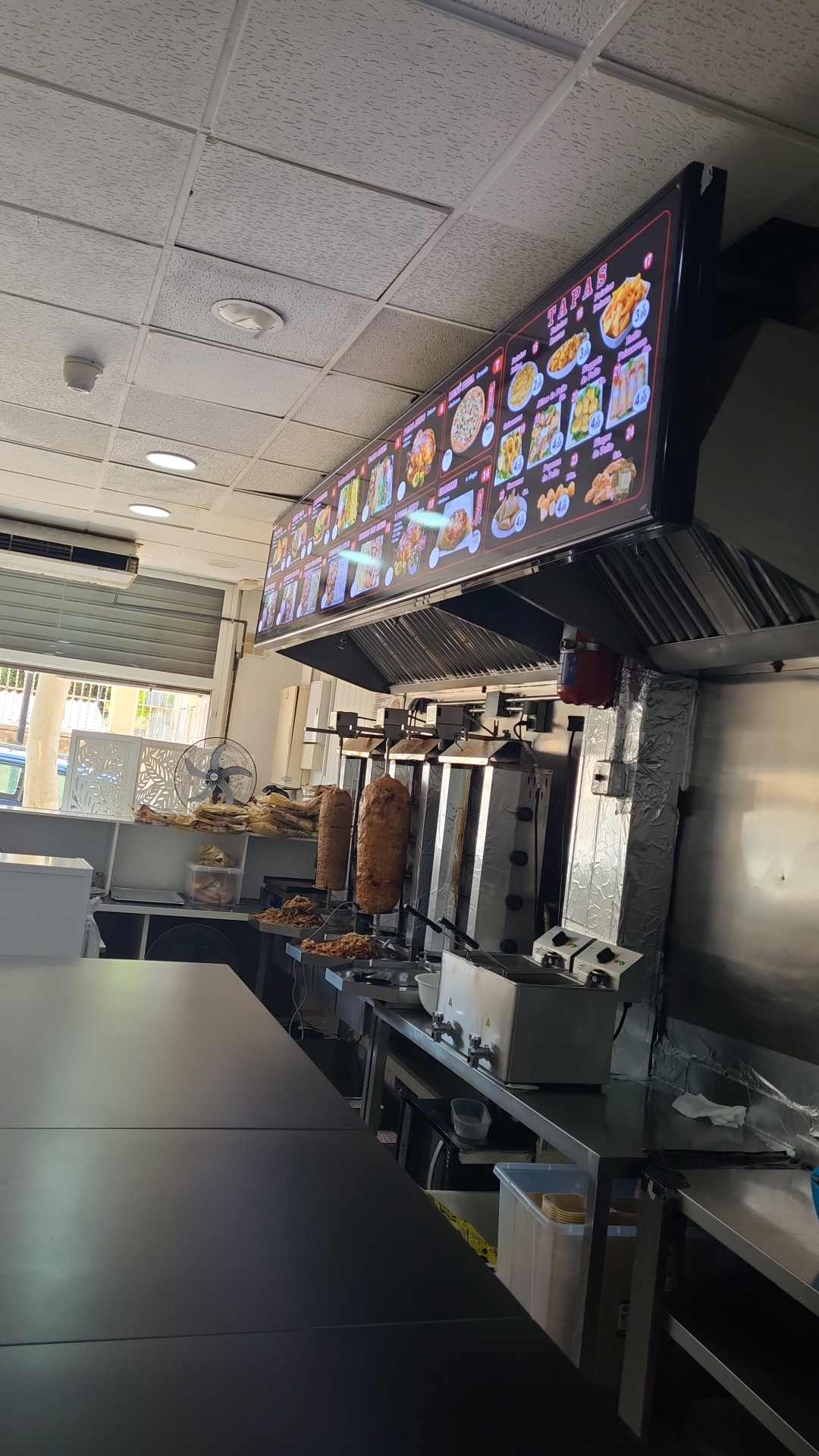 Asadores de dóner en marcha en Piera Kebabish